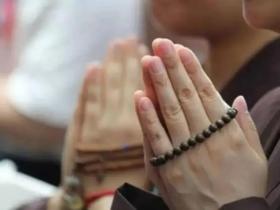 他想请人为刚去世的哥哥诵经,结局却令人更伤感